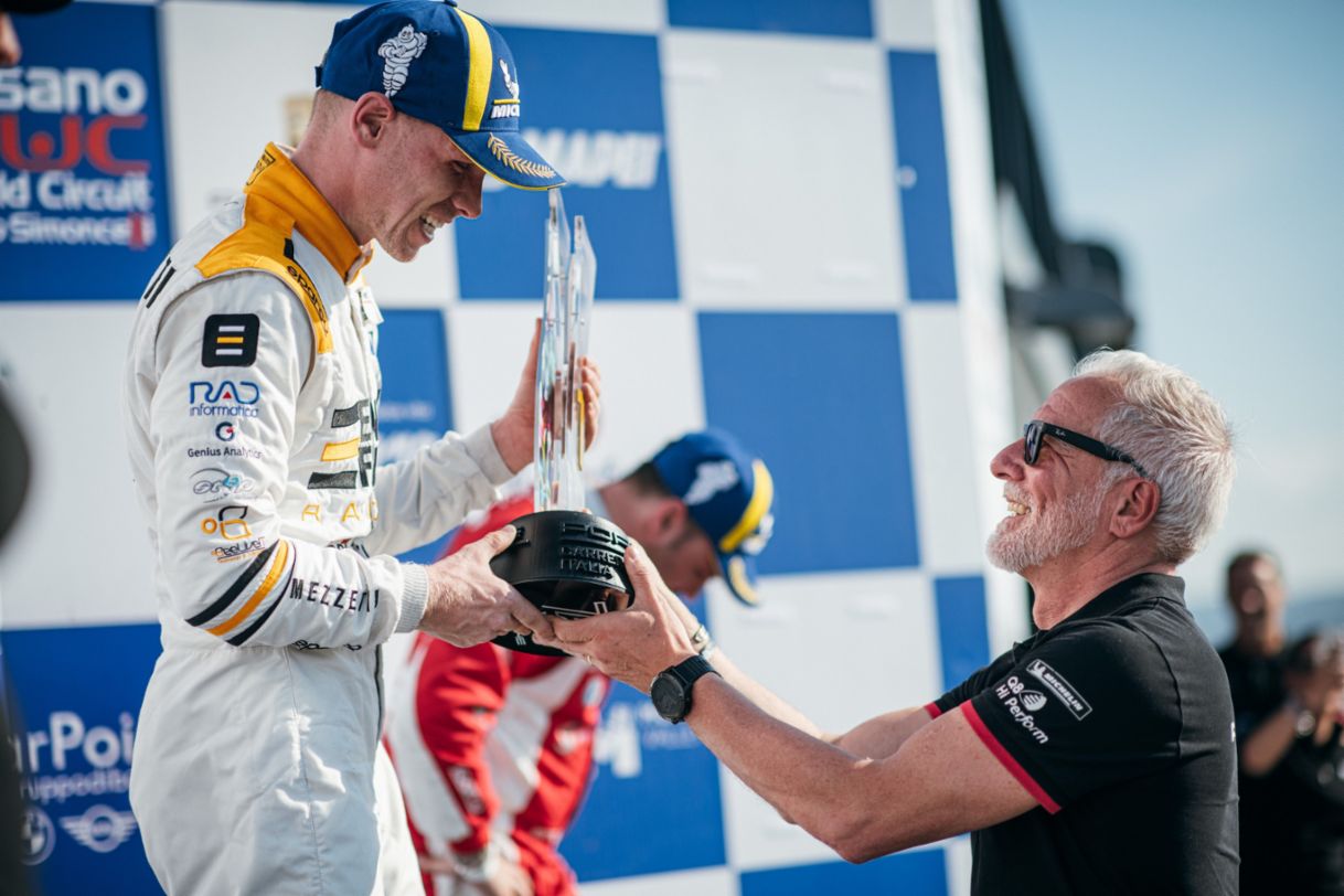 2023_pcci01_Misano_race1_Amministratore delegato di Porsche Italia Pietro Innocenti premia Ten Voorde sul podio