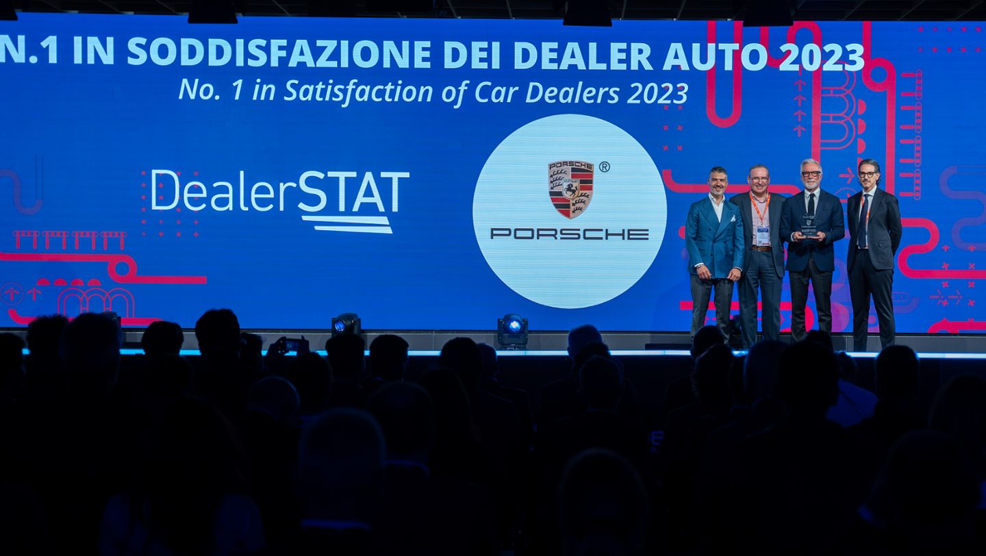 Porsche Italia si aggiudica il DealerSTAT 2023. Da sinistra a destra: Massimiliano Cariola, Direttore Marketing Porsche Italia; Diego Lovisetto, Direttore Vendite Porsche Italia; Pietro Innocenti, Amministratore Delegato Porsche Italia; Massimo Plutino, Direttore Post-Vendita Porsche Italia.