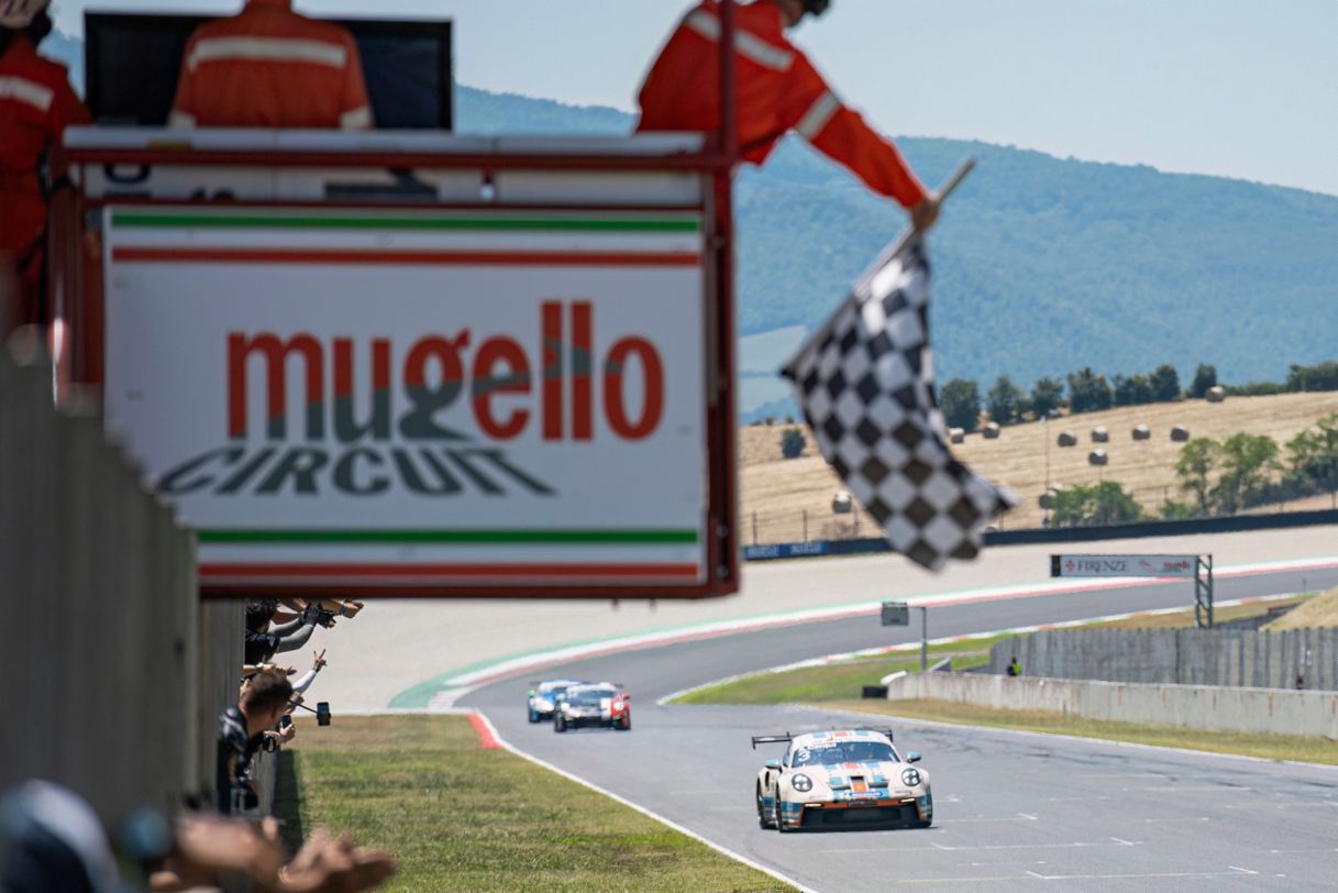 Cerqui primo all'arrivo - bandiera scacchi