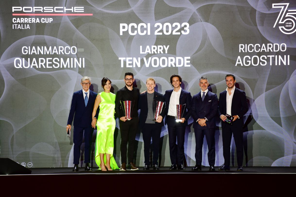 Il campione Ten Voorde premiato con Quaresmini (2°) e Agostini (3°), al fianco Valentina Albanese, Motorsport Manager di Porsche Italia e Massimiliano Cariola, Direttore Marketing di Porsche Italia