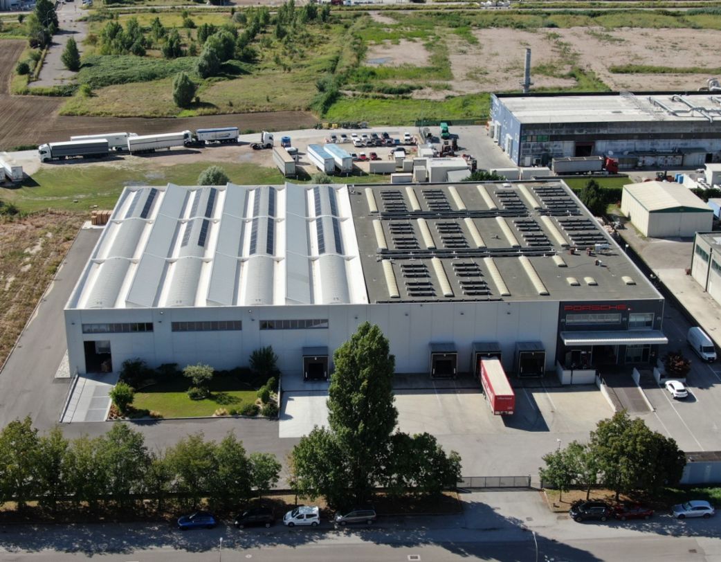L’impegno di Porsche Italia verso la decarbonizzazione passa per il magazzino ricambi di Rovigo