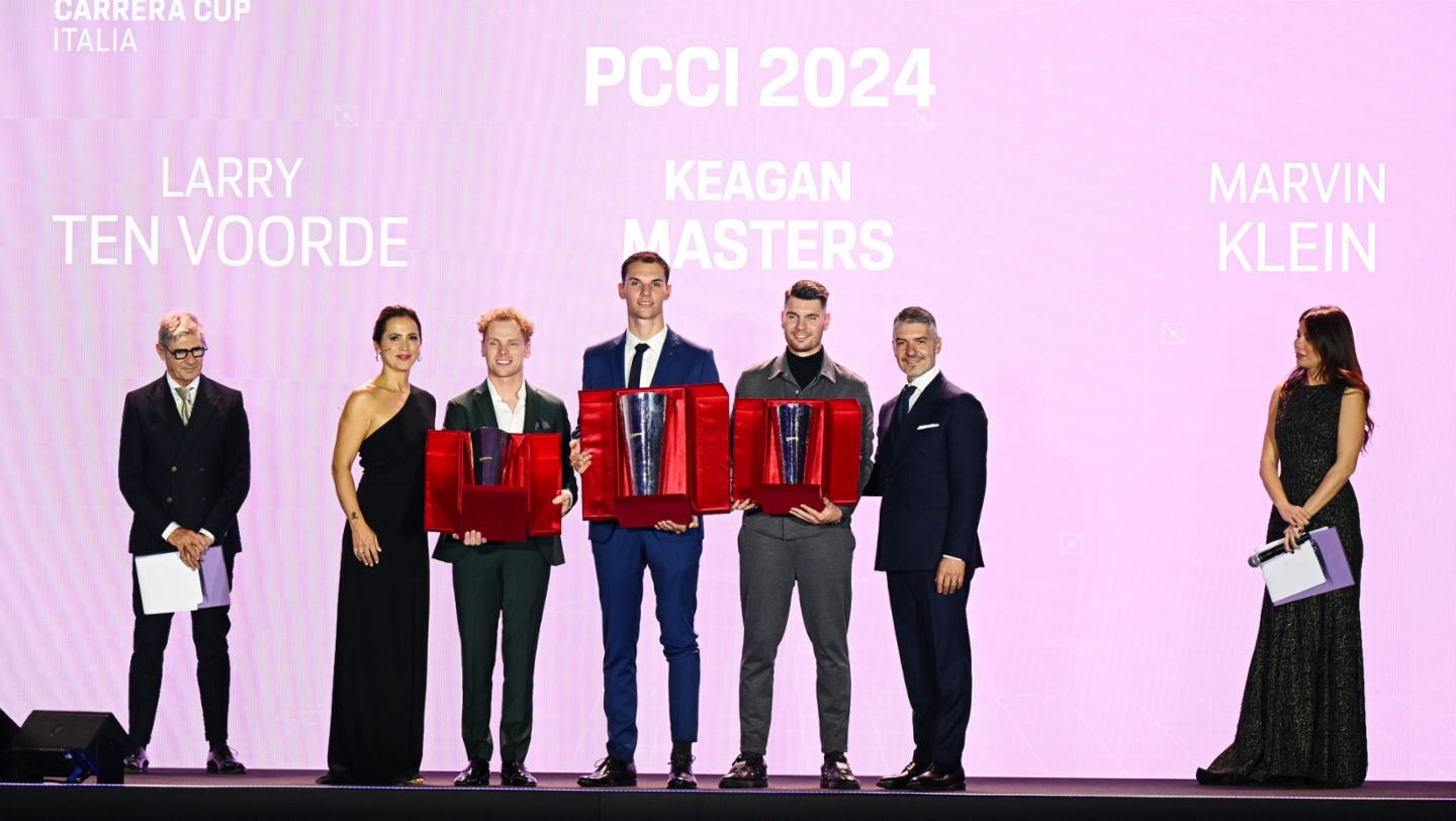 Sul podio assoluto, Keagan Masters (Team Q8 Hi Perform), campione 2024, seguito da Larry Ten Voorde (Enrico Fulgenzi Racing – Centro Porsche Udine) e Marvin Klein (Target Competition – Centro Porsche Bolzano)