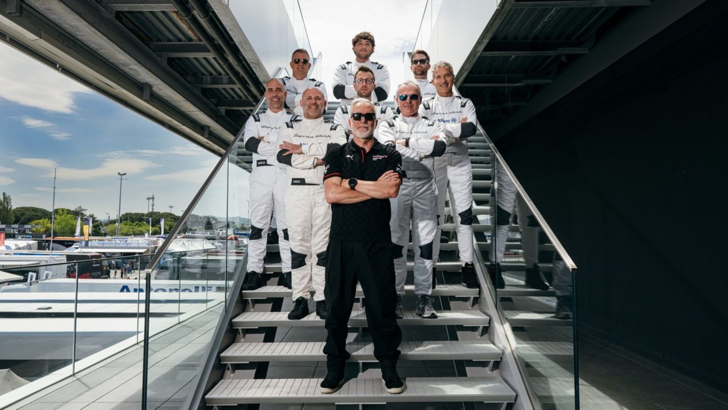 2025_ptr_01_misano_Pietro Innocenti, Amministratore Delegato di Porsche Italia, con i piloti della Taycan Rush impegnati a Misano