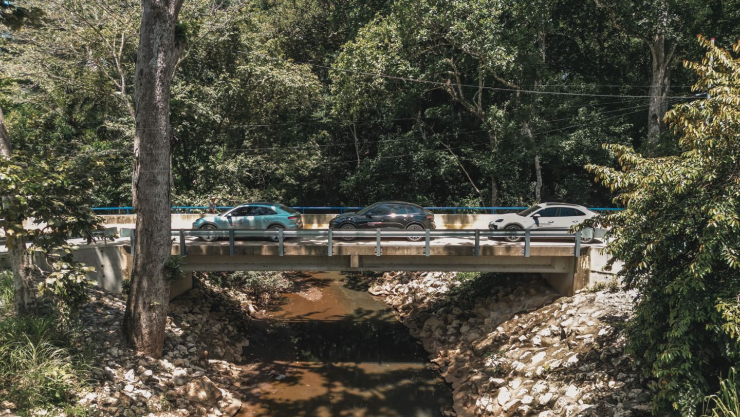 Tres Macan Electric recorren Costa Rica en el Porsche SUV Experience 2025.