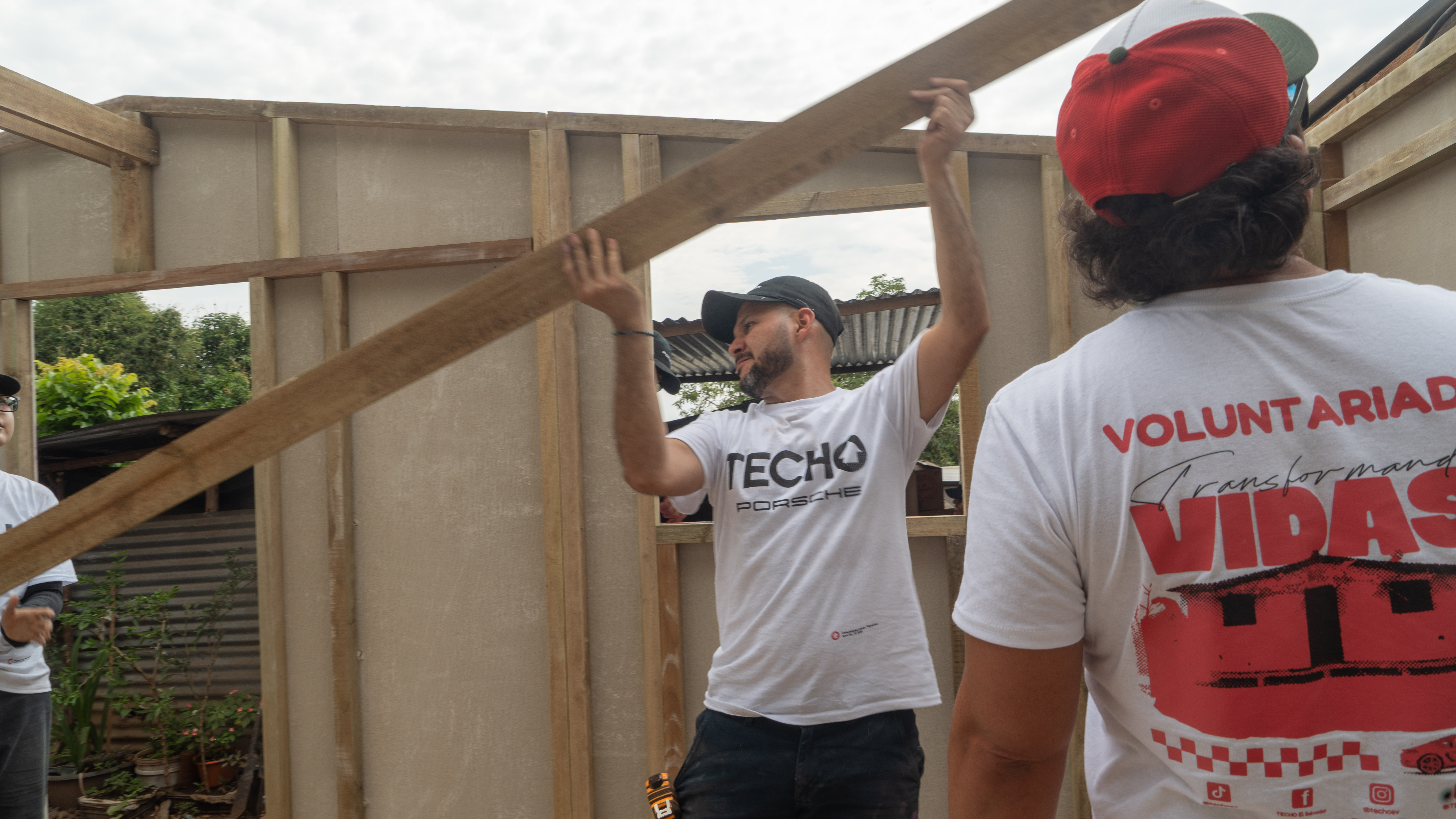 Porsche El Salvador y TECHO llevan esperanza a familias de la comunidad ...