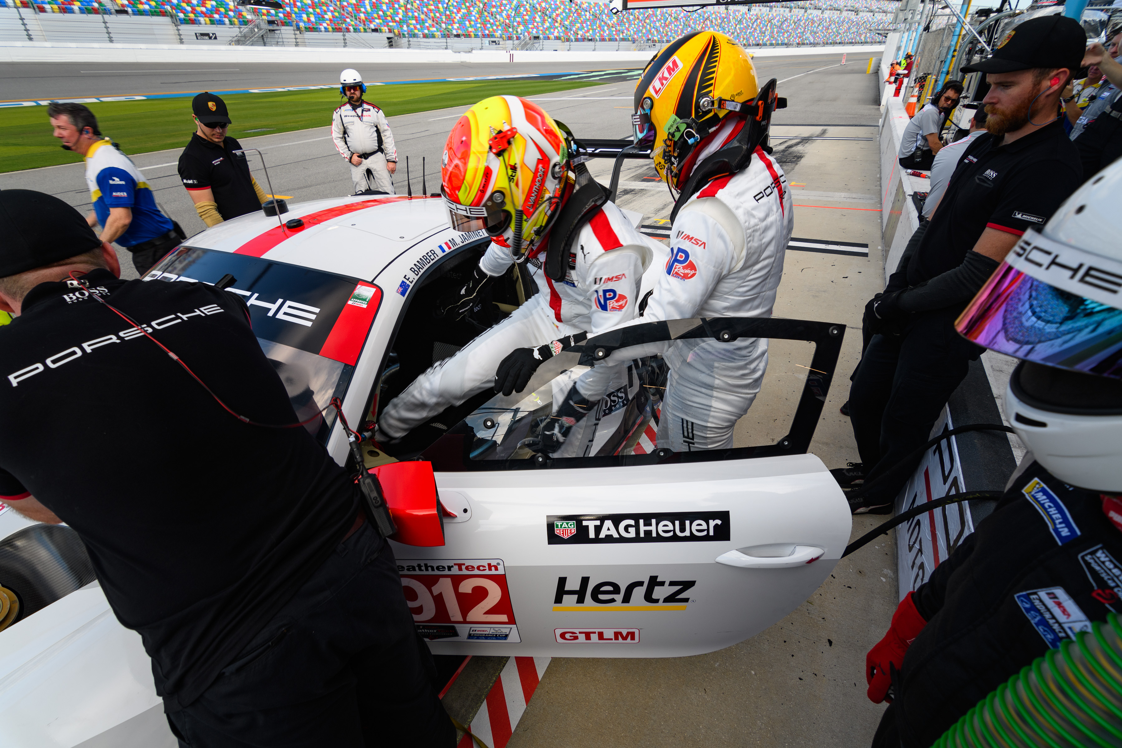 Earl Bamber and Laurens Vanthoor do driver change in Porsche GT Team at Daytona Test, 911 RSR, 2019, Daytona, PCNA