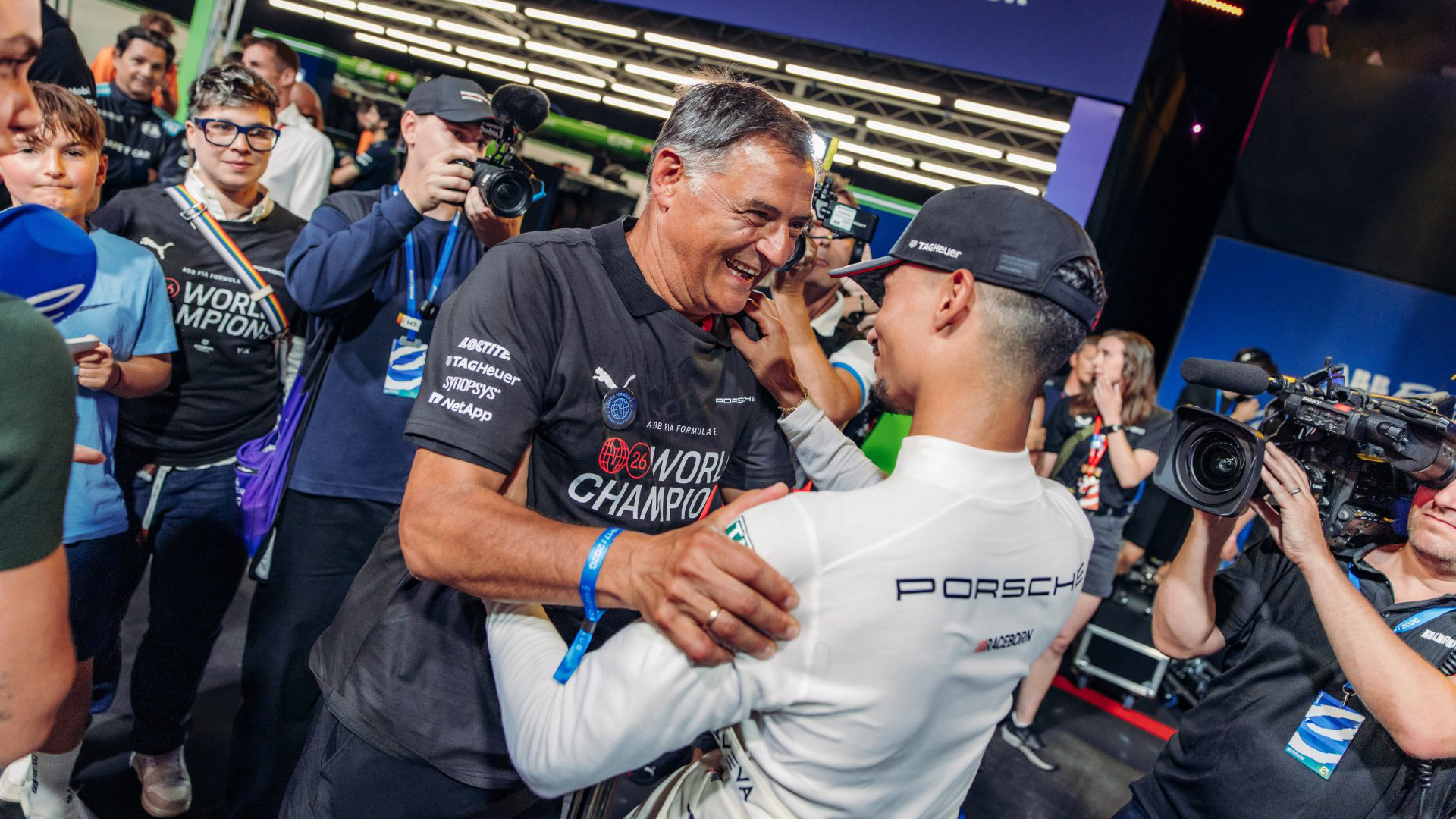 Michael Steiner, Vicepresidente y miembro del Consejo de Direcci&oacute;n de Porsche AG (Investigaci&oacute;n y Desarrollo) y Pascal Wehrlein, piloto oficial del equipo Porsche F&oacute;rmula E (i-d), E-Prix de Londres II, 2026, Porsche AG