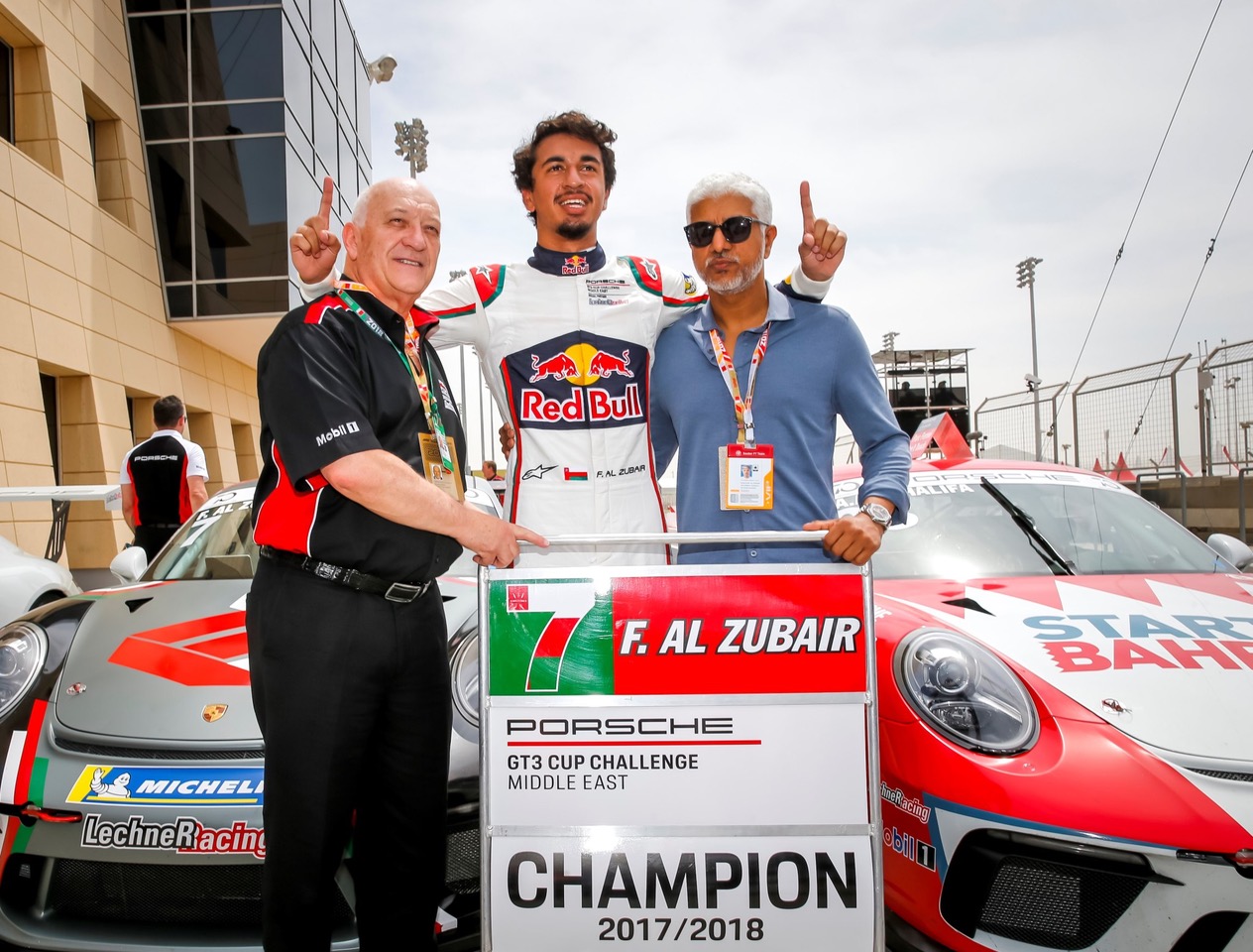 El difunto Walter Lechner con Al Faisal y su padre (i-d), Porsche 911 GT3 R de Lechner Racing, 2021, Porsche AG 