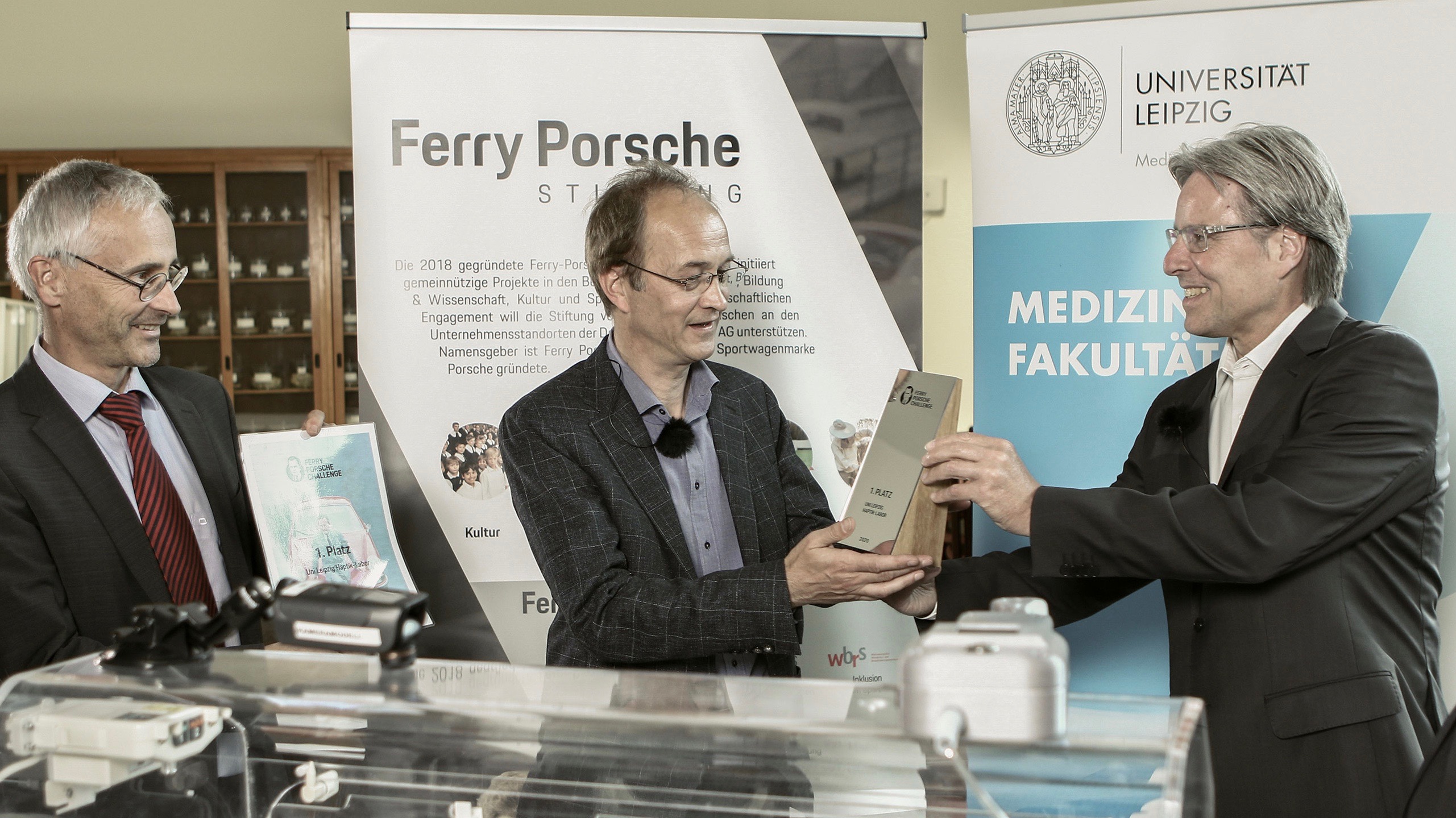 Andreas Haffner, Personalvorstand der Dr. Ing. h.c. F. Porsche AG, Mitglieder des Haptik-Labors der Universität Leipzig, r-l, 2020, Porsche AG