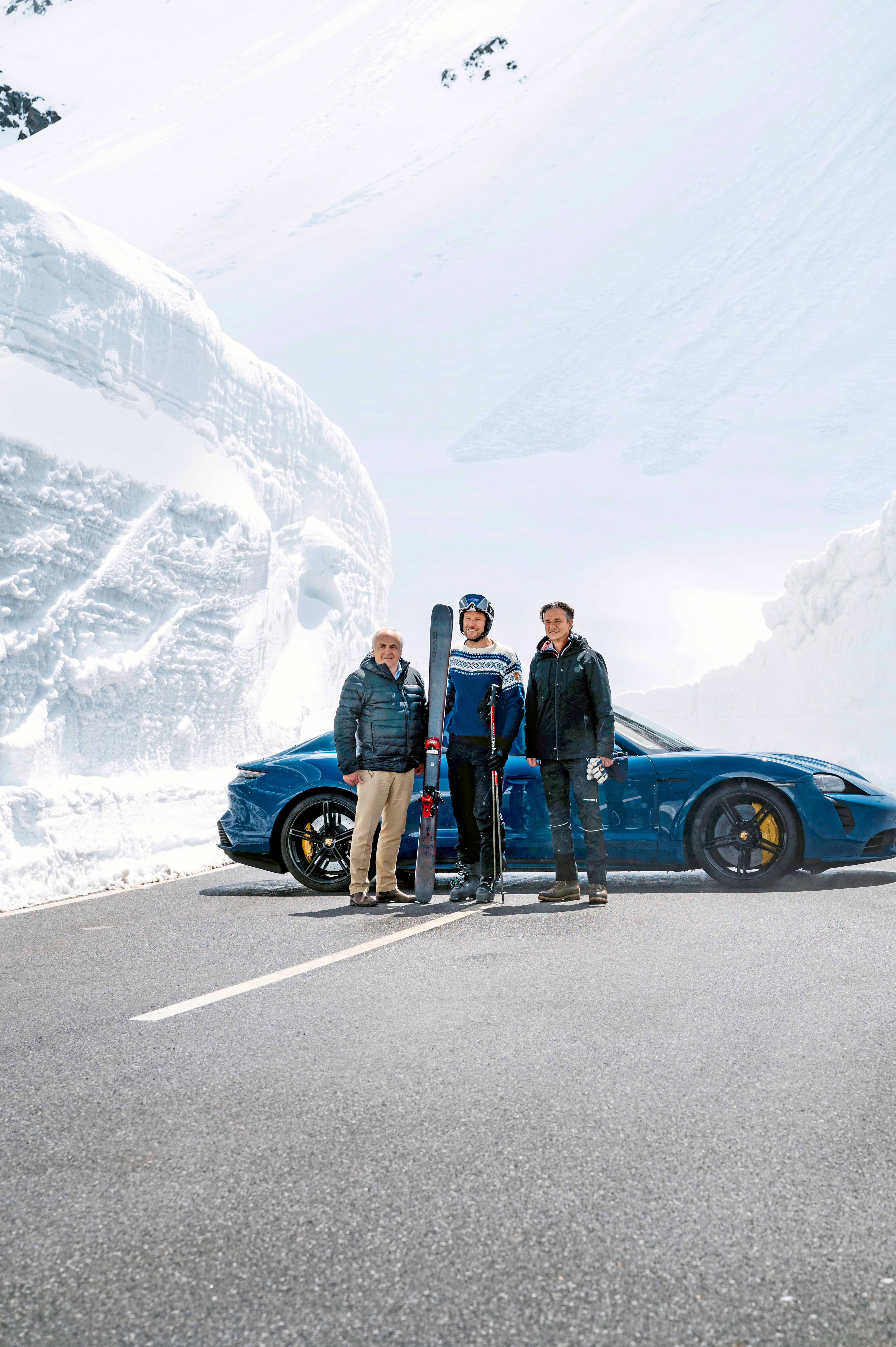 Karlheinz Zimmermann, Aksel Lund Svindal, Porsche-Markenbotschafter, Lutz Meschke, Lutz Meschke, stellvertretender Vorstandsvorsitzender und Vorstand für Finanzen und IT bei Porsche, l-r, Taycan Turbo, 2021, Porsche AG