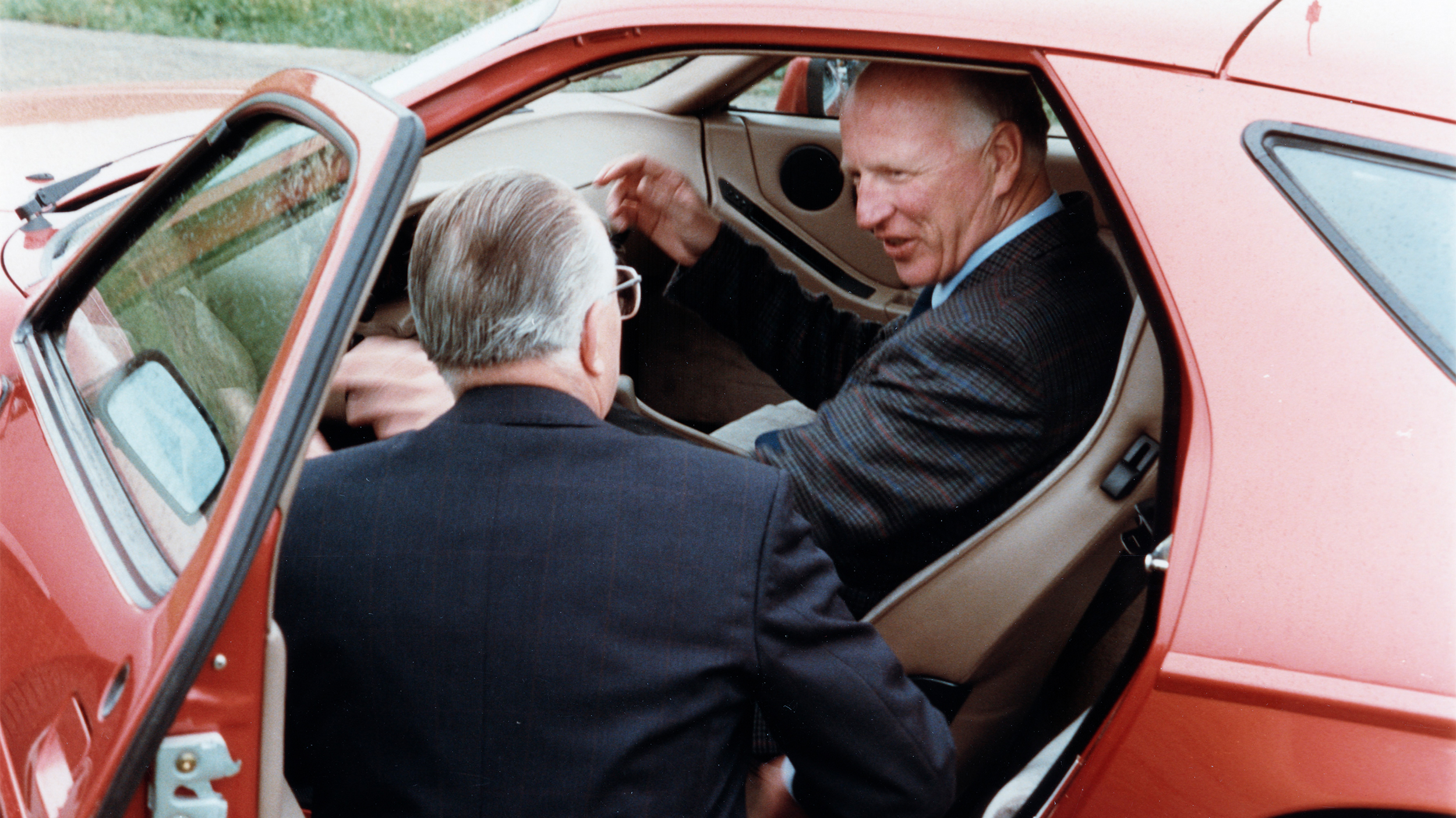 Helmuth Bott (de espaldas) y Erwin Vetter, 928 S4, Porsche AG