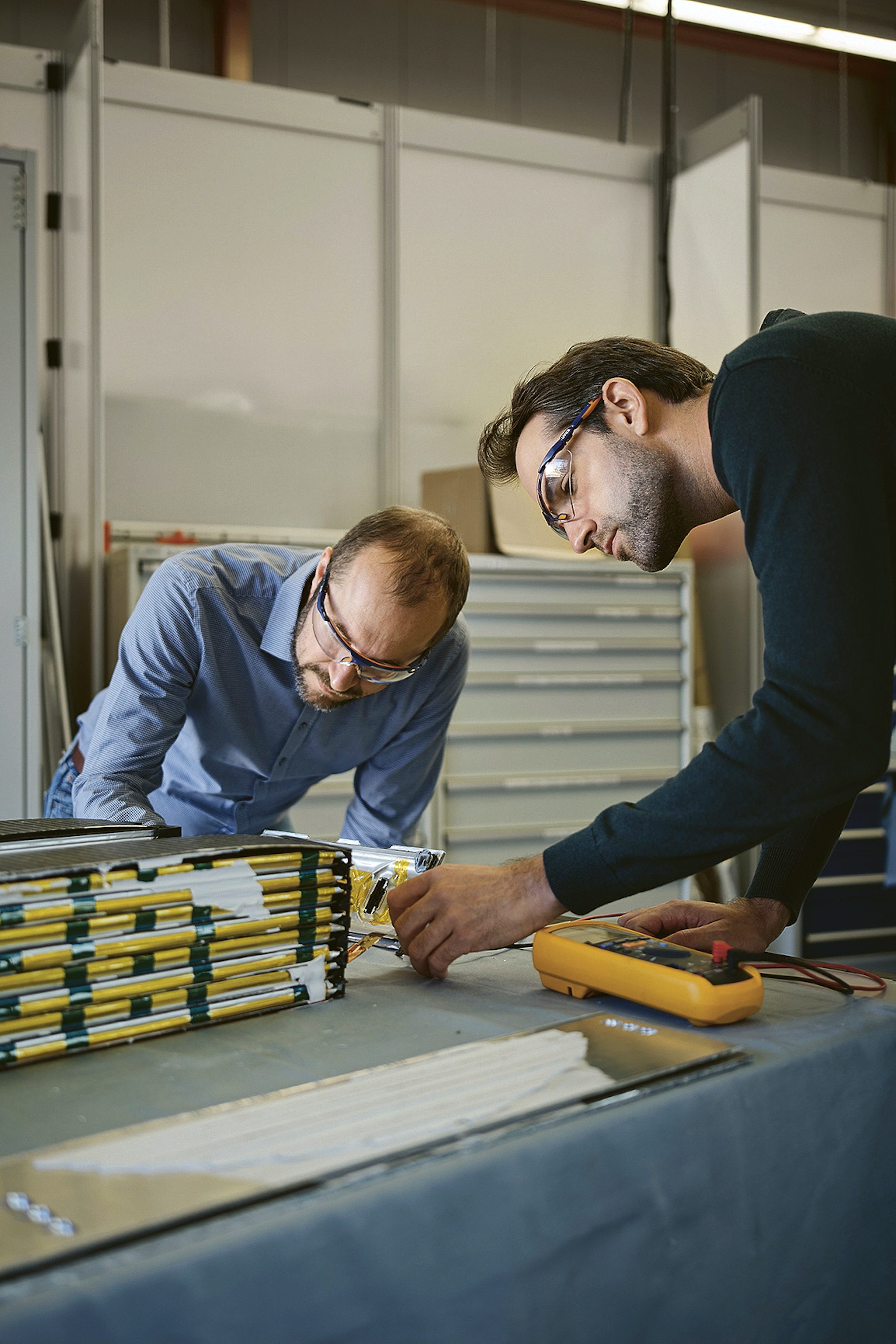 Ulrich Lange, jefe de proyecto de baterías de alto voltaje en Porsche Engineering, y Dirk Pilling, ingeniero de desarrollo de baterías de alto voltaje en Porsche Engineerin (i-d), 2023, Porsche AG