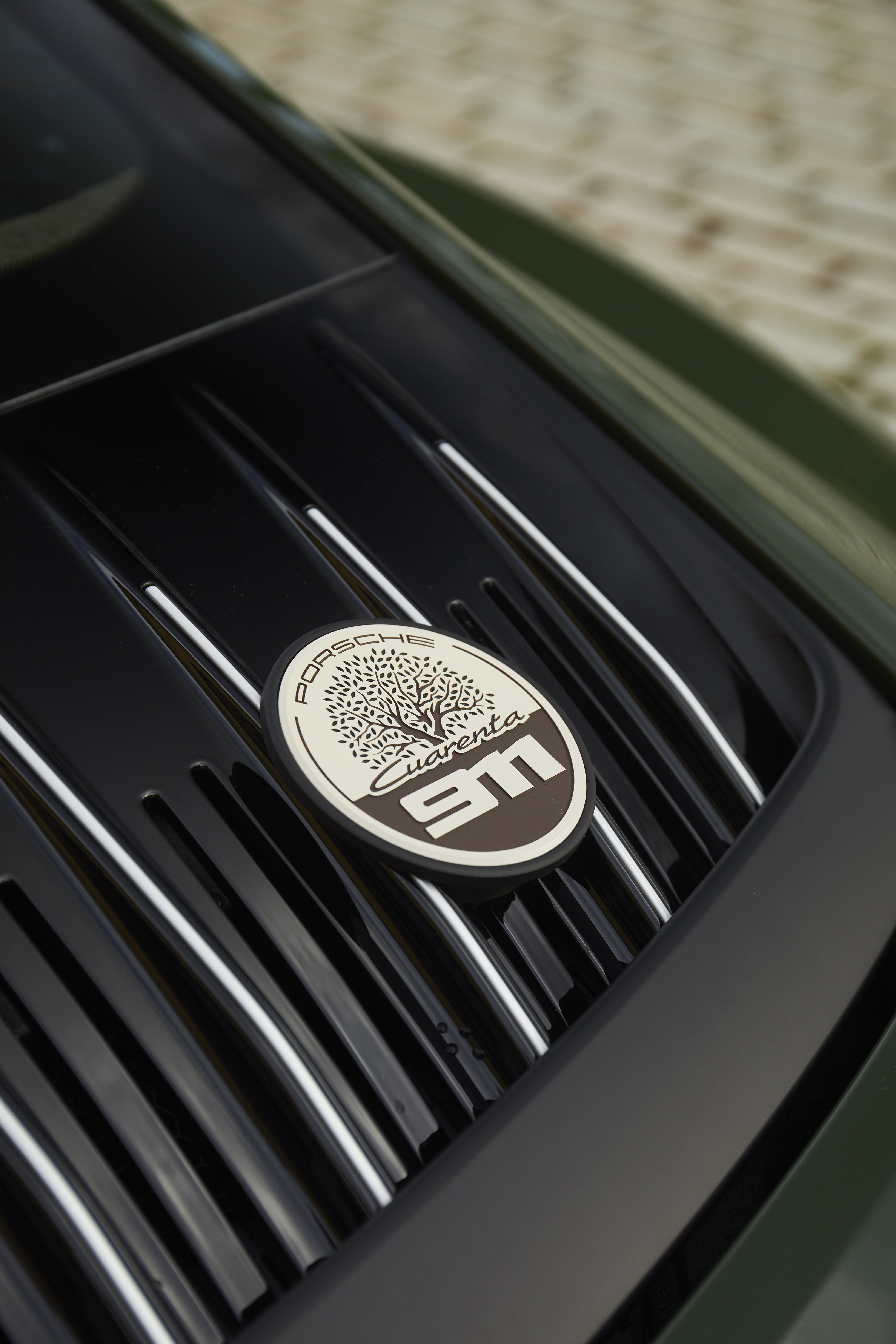 Detalle de emblema en capó trasero, Porsche 911 Cuarenta Edition, 2025, Porsche Ibérica