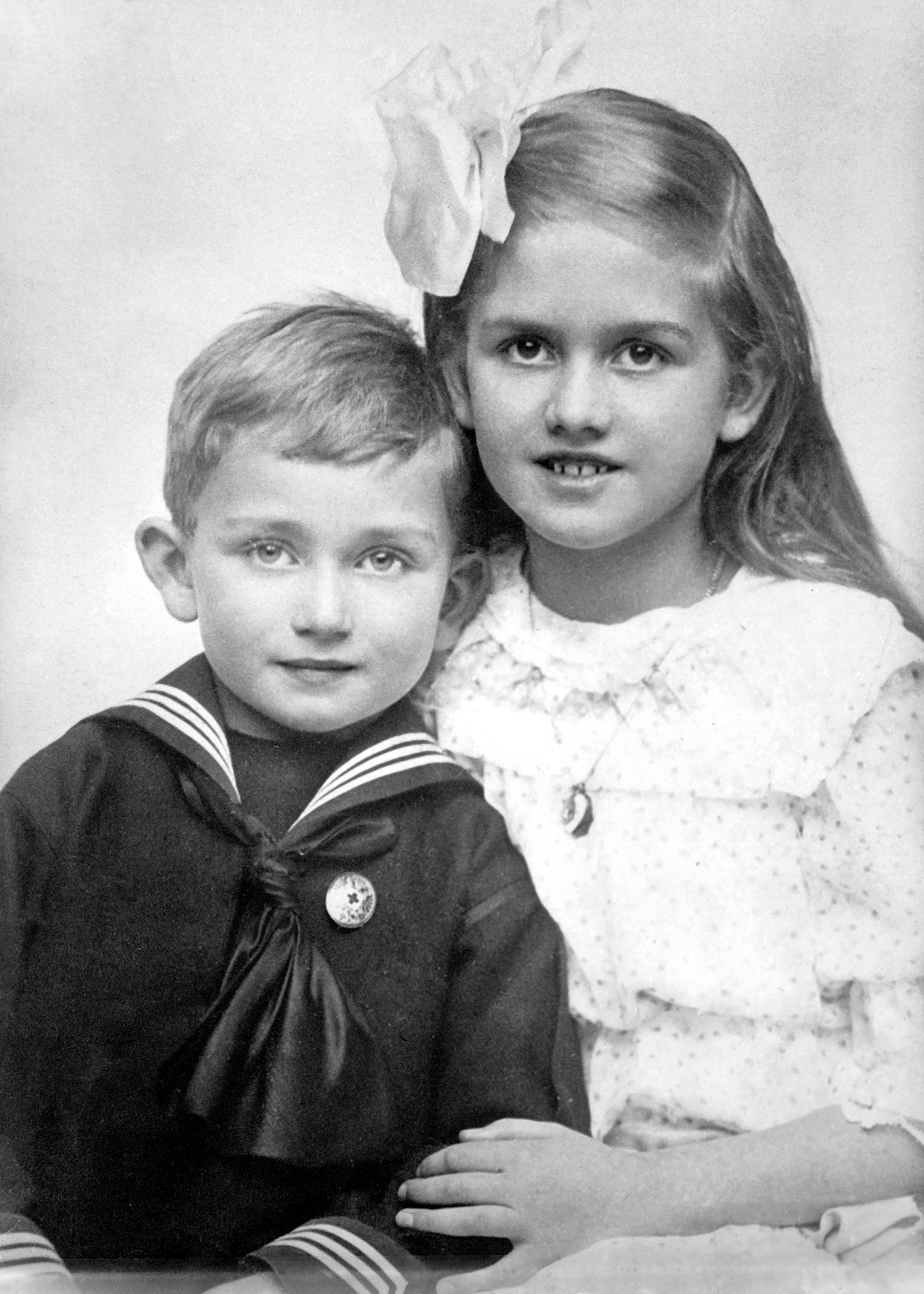 Louise, nacida en 1904, y su hermano Ferdinand (Ferry), nacido en 1909, fotografía tomada en 1915, 2024, Porsche AG