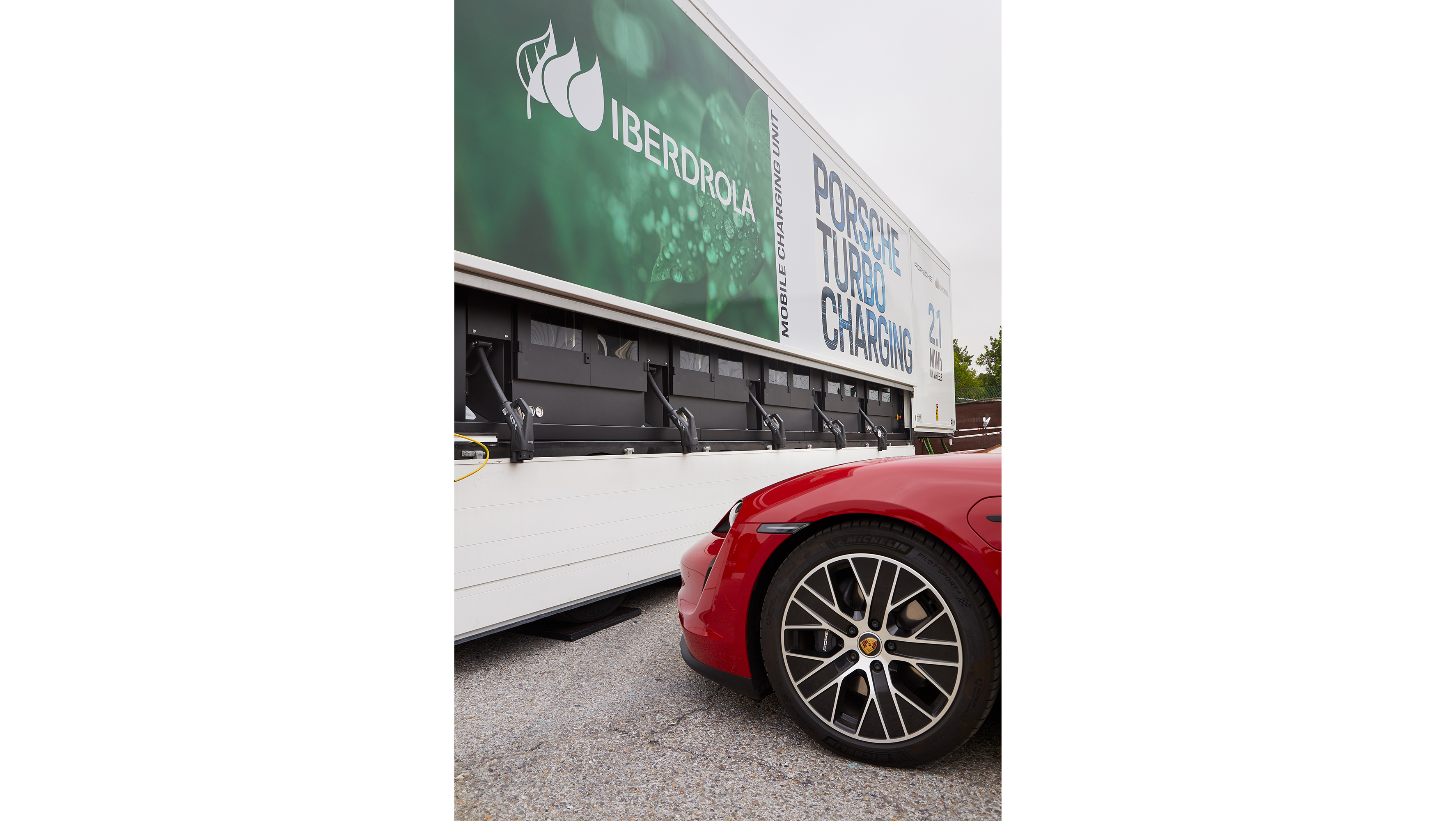 Unidad móvil de carga Porsche en Sevilla, 2021, Porsche Ibérica