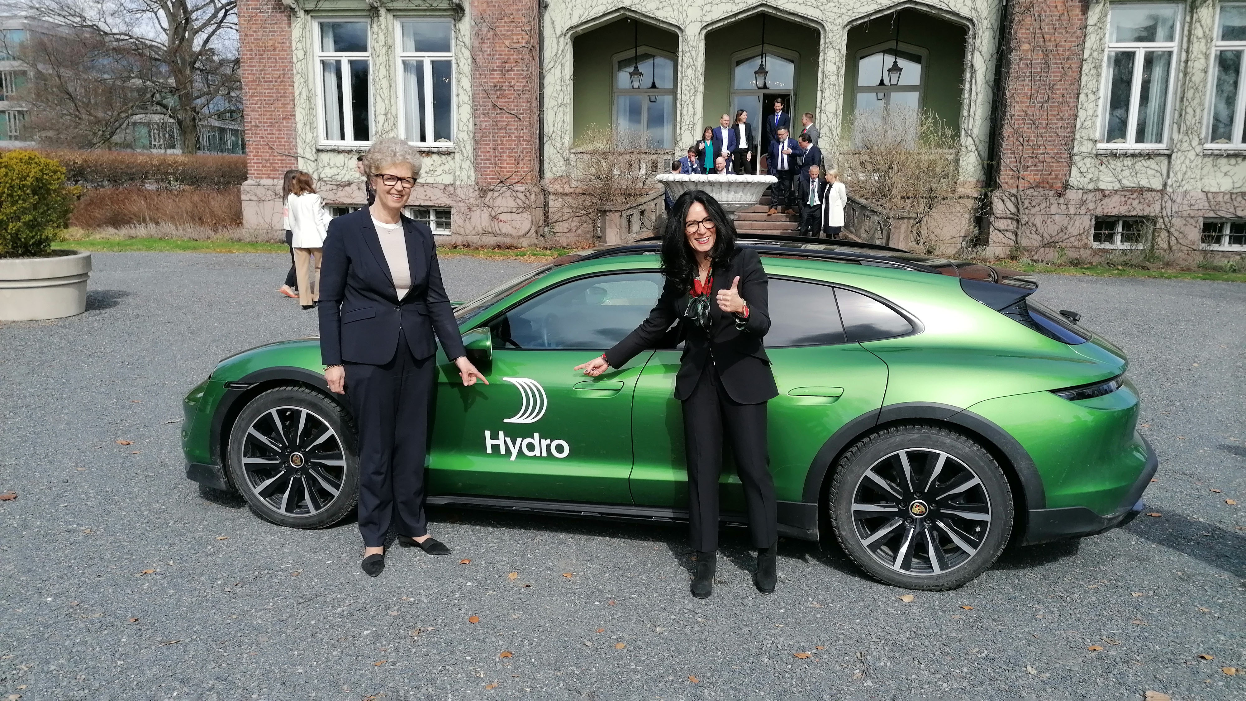 Hilde Merete Aasheim, Presidenta y Directora General de Hydro, y Barbara Frenkel, miembro del Consejo de Dirección de Porsche AG como responsable de Compras (i-d), 2023, Porsche AG