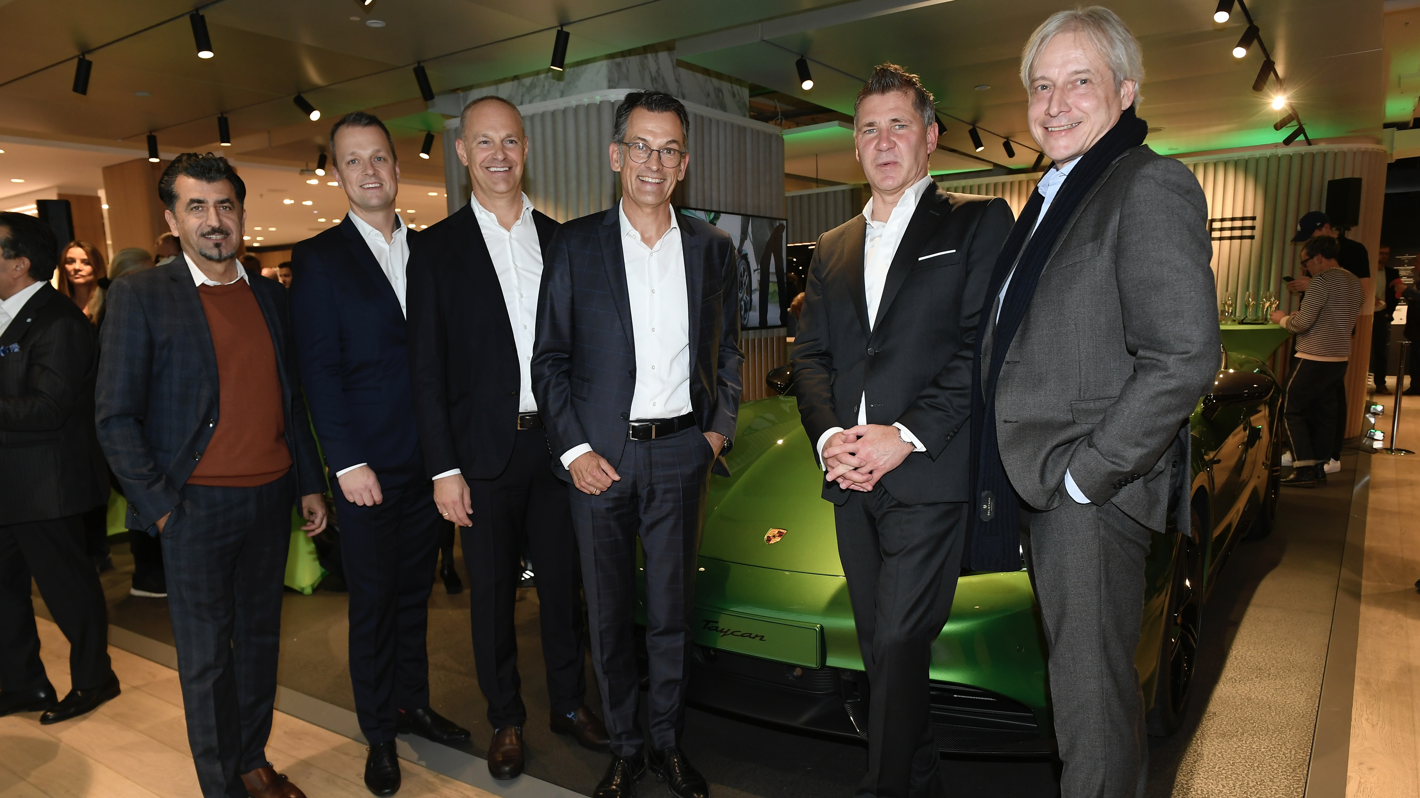 Porsche Sales Pop-up eröffnet im Münchner Oberpollinger - Porsche ...