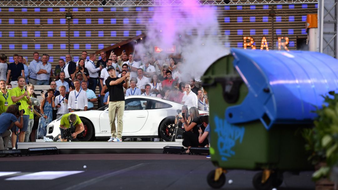 Golf stars go head-to-head on the Reeperbahn race track 