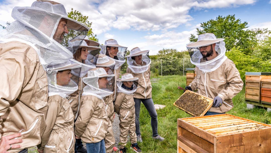 Porsche Leipzig: Mit dem Imker auf Porsche Safari gehen